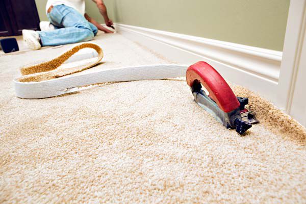 man install carpet on a floor